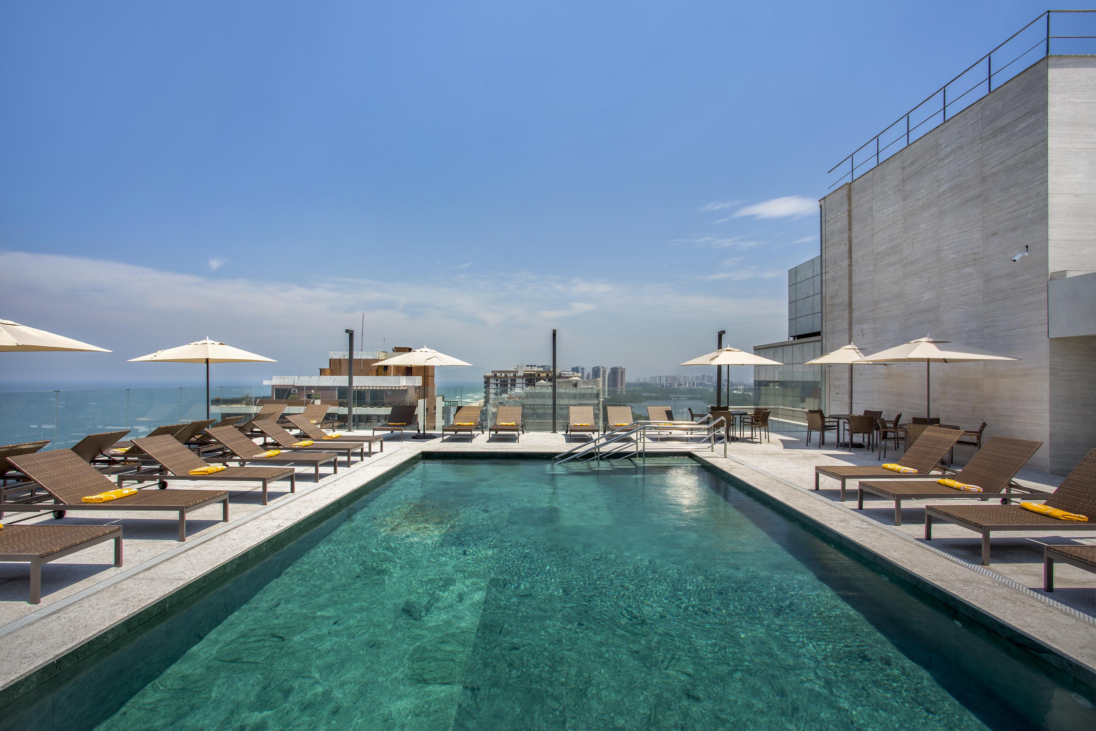 Windsor Marapendi Hotel Rio de Janeiro Exteriér fotografie The rooftop pool at the hotel